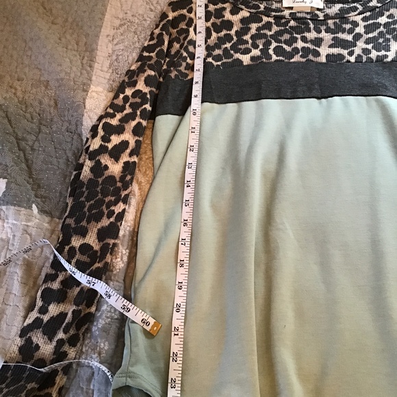 Boutique Lovely J knit sage/leopard prInt top - Picture 8 of 9